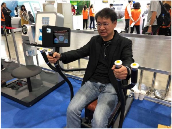 高登智慧科技總經理劉方正示範: 智能運動器材Biofit