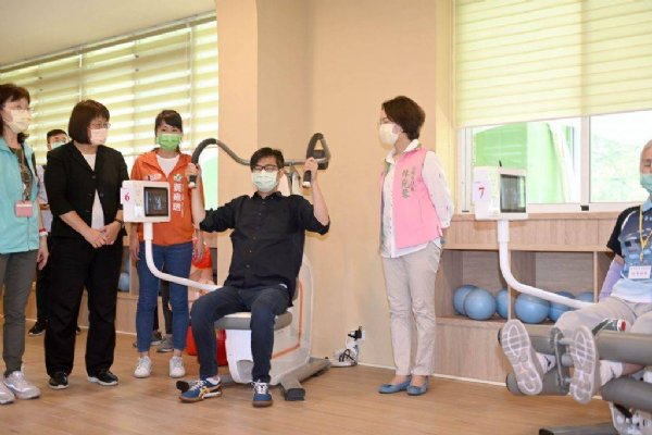陳其邁市長體驗高登智慧化環狀運動器材，鼓勵大家越動越健康。